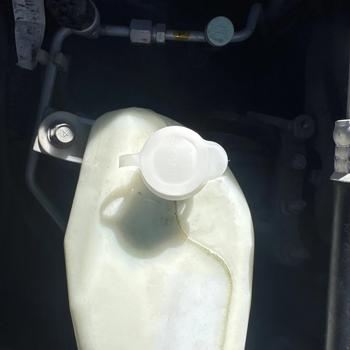 MR597536 Car Radiator Coolant Reservoir Expansion Tank Cap L